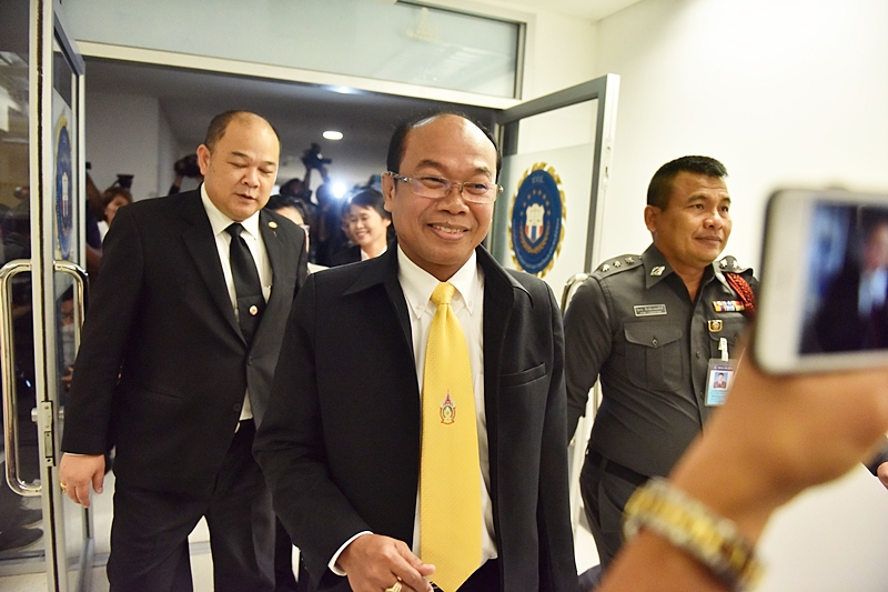 “ครูปรีชา” ควง 2 เจ๊เข้ารับทราบข้อหาสนับสนุนจนท.ทำผิด เผยสบายใจ-ไม่กังวล