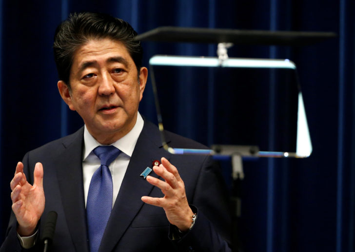 Japan's Prime Minister Shinzo Abe attends a news conference to announce snap election at his official residence in Tokyo โพลเผยชาวญี่ปุ่นเกือบครึ่งลงความเห็น “ชินโซ อาเบะ” ควรลาออกปมที่ดินฉาว