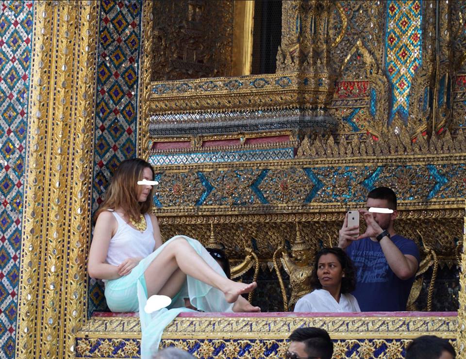 โซเชียลวิจารณ์! ฝรั่งสาวปีนระเบียง “วัดพระแก้ว” ถ่ายรูปไม่เหมาะสม