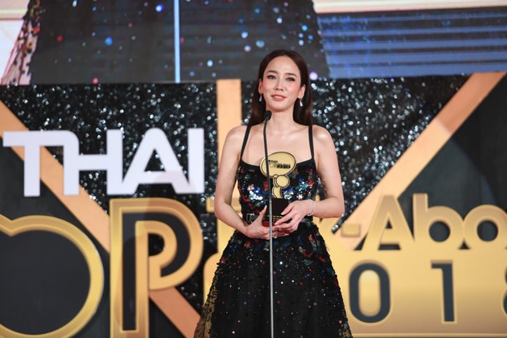 4ซปตาร_อม-พชราภา_รบรางวล_Top_Talk-About_Influencial_Icon