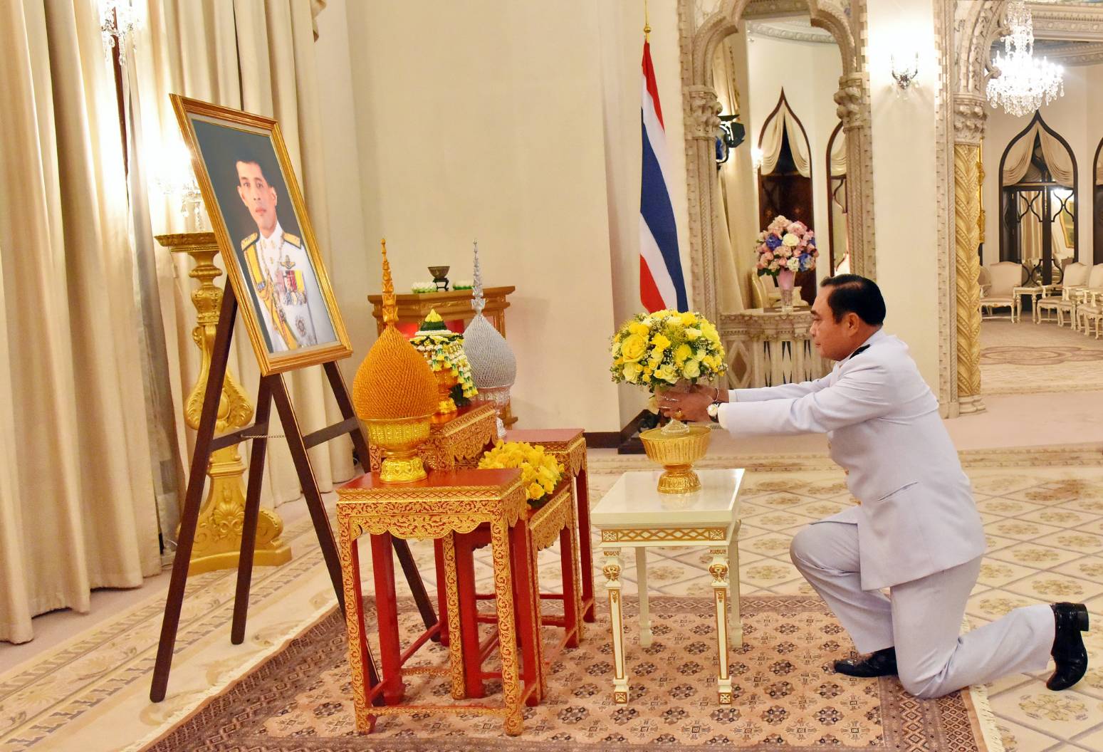 ร.10 พระราชทานแจกันดอกไม้ “พล.อ.ประยุทธ์” เนื่องในโอกาสครบรอบวันเกิด