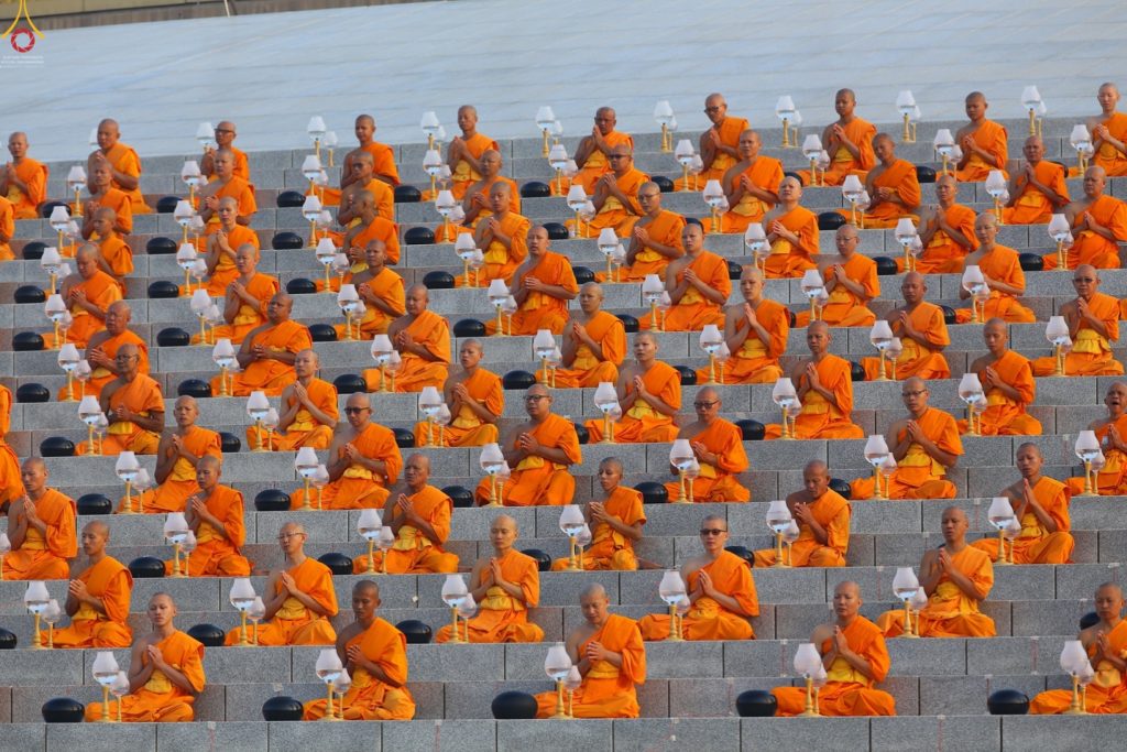 วัดพระธรรมกายตักบาตรพระกว่า 3,000 รูป เนื่องในวันมาฆบูชา