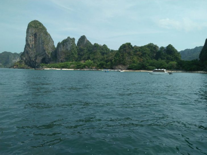 เรือยอชต์ชาวต่างชาติจมที่อ่าวไร่เลย์ คาดเกิดจากเรือรั่วขณะจอดทิ้งสมอ