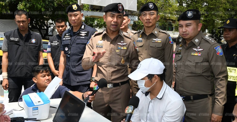ตำรวจท่องเที่ยวลุยจับไกด์เถื่อนหน้าวัดพระแก้ว รถจอดเกะกะคุกคามนักท่องเที่ยวต่างชาติ