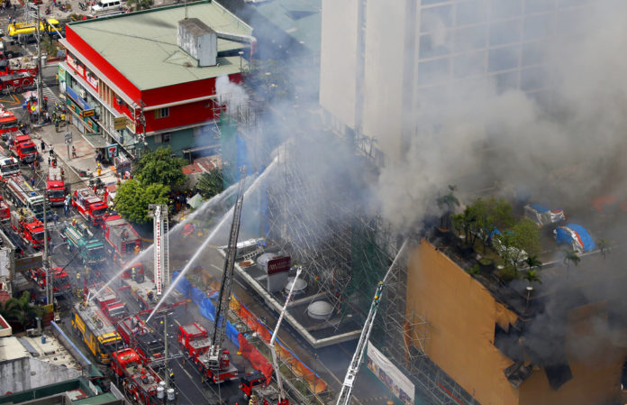 เพลิงมรณะลามโรงแรม-กาสิโนกลางกรุงมะนิลา หวั่นทะลุ 20 ศพ ติดข้างในอาคารอื้อ