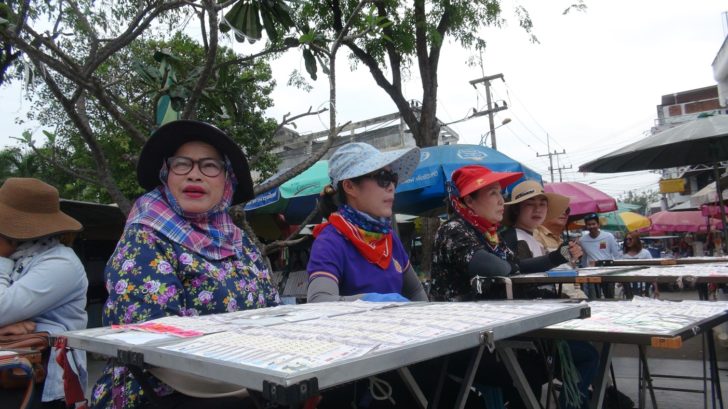“เจ๊บ้าบิ่น” ย้ายที่ขายลอตเตอรี่หลังได้ประกันตัว ปัดให้สัมภาษณ์-ขอเวลาทำมาหากิน