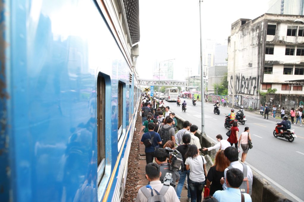 สถานีรถไฟดีเซลราง "ลาดกระบัง-หัวลำโพง"