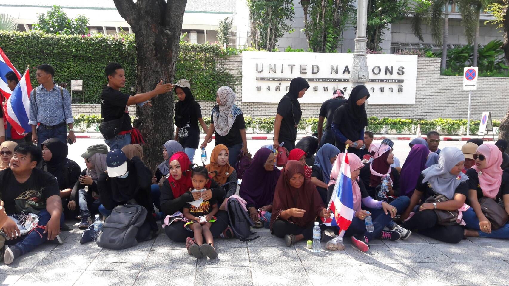 กลุ่มม็อบเทพาสนับสนุนโรงไฟฟ้าถ่านหิน บุกทำเนียบฯ ทวงคำตอบจากรัฐมนตรี หลังจากรอครบ 7 วัน