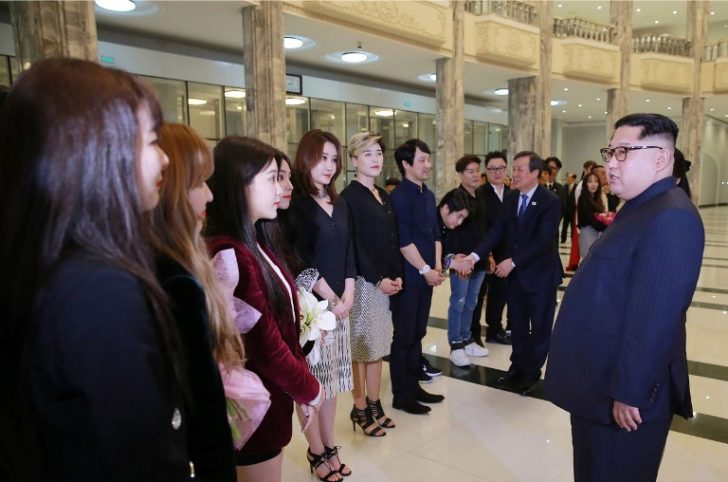NKOREA-SKOREA-DIPLOMACY-POLITICS-MUSIC ปลื้มเค-ป็อป! ท่านผู้นำ “คิม จองอึน” ชมโชว์เกิร์ลกรุ๊ปดัง Red Velvet จากเกาหลีใต้ (คลิป)