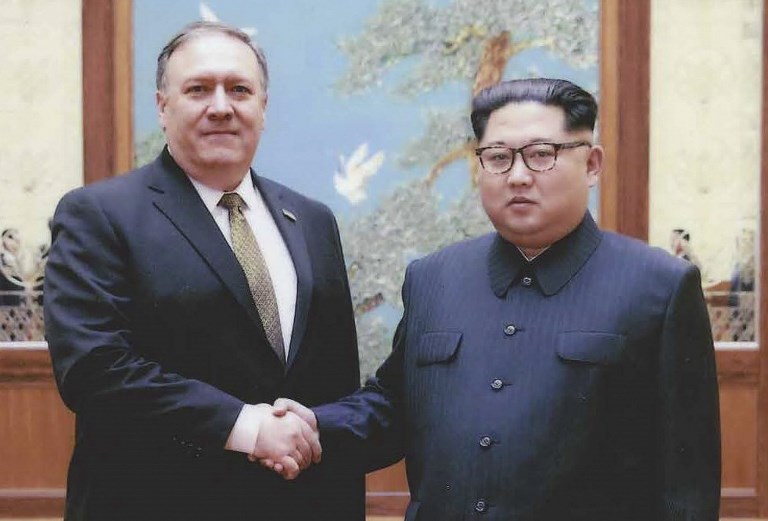 ทำเนียบขาวเผยภาพ “คิม จอง อึน” จับมือ “ไมค์ ปอมเปโอ”-วุฒิสภาสหรัฐรับรองนั่งเก้าอี้รมว.ต่างประเทศ