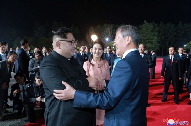 NKOREA-SKOREA-DIPLOMACY-SUMMIT ปรองดอง! “คิม จองอึน” ประกาศปรับ “เวลา” เกาหลีเหนือเร็วขึ้น ให้ตรงกับนาฬิกาฝั่งเกาหลีใต้
