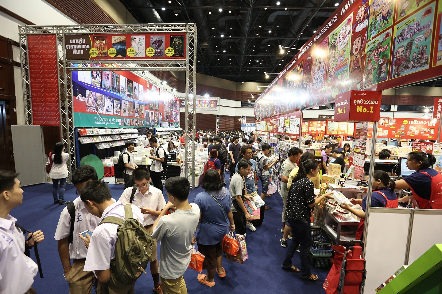 ครึ่งทางงานสัปดาห์หนังสือฯคนทะลักกว่าล้านคน อิทธิพลออเจ้าทำหนังสือประวัติศาสตร์มาแรง!