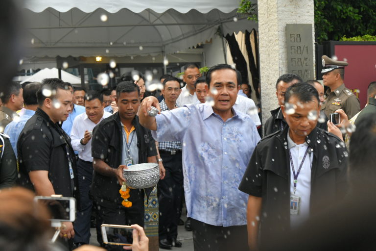 “บิ๊กป้อม”เปิดบ้านลาดพร้าว71 ปิดท้ายสงกรานต์ “บิ๊กตู่”เข้ารดน้ำขอพร- “อนุพงษ์”ยันสุขภาพแข็งแรงดี