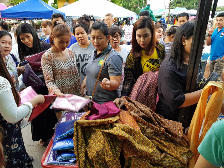 ออเจ้ามาแรง! ร้านค้าปลื้มชุดไทยขายดี ชาวเพชรบูรณ์แห่ซื้อ แค่ 20 นาทีเกือบเกลี้ยงแผง