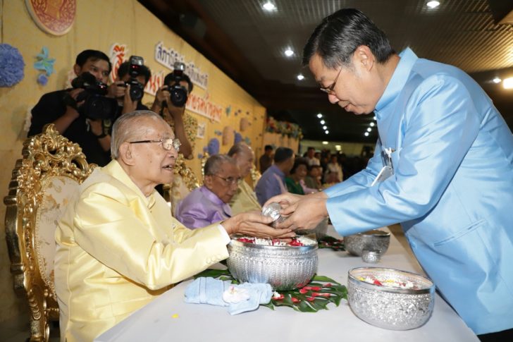 “พรเพชร” เป็นประธานรดน้ำดำหัวขอพร สนช.อาวุโส เนื่องในวันสงกรานต์