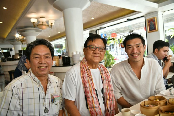 “ธนาธร”เยือนตรัง กินติ่มซำพูดคุยนักการเมืองท้องถิ่น ไร้หัวข้อการเมือง ด้าน”ระลึก หลีกภัย”พบโดยบังเอิญ-ขอเป็นเจ้ามือ