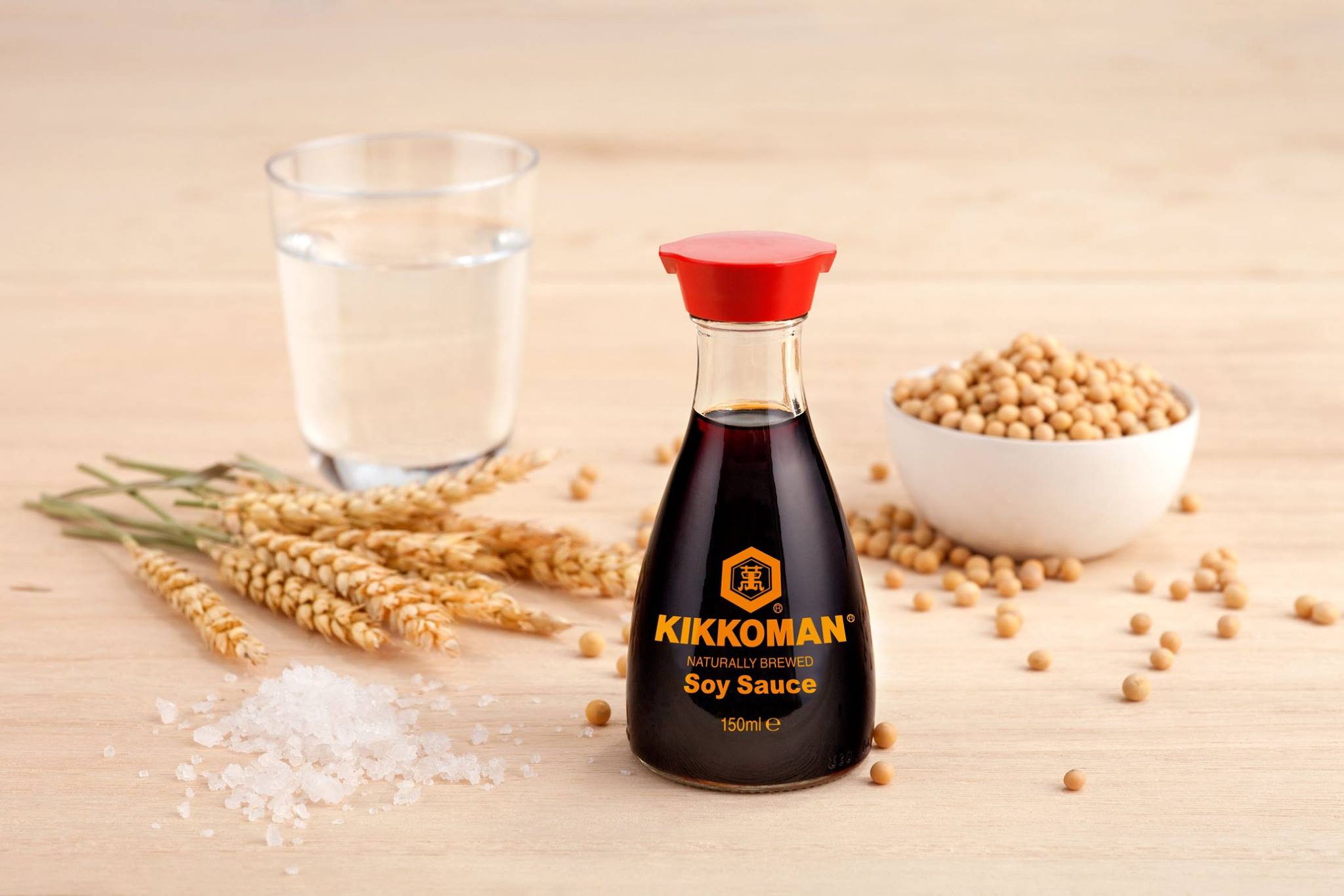 Соевый соус soy sauce. Как делается соевый соус. Соевый соус при диарее. Соус соевый. Бутылка для соевого соуса.