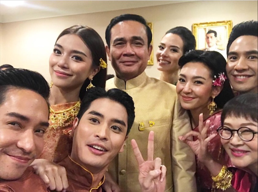 เมื่อเหล่าออเจ้าพบ “ลุงตู่” งานนี้นายกฯมีแซวกลับ “เอาไปตัดหัว” หลังถามออเจ้าคนไหนอยากเลือกตั้ง