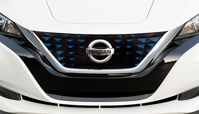2018_Nissan_LEAF_US_11