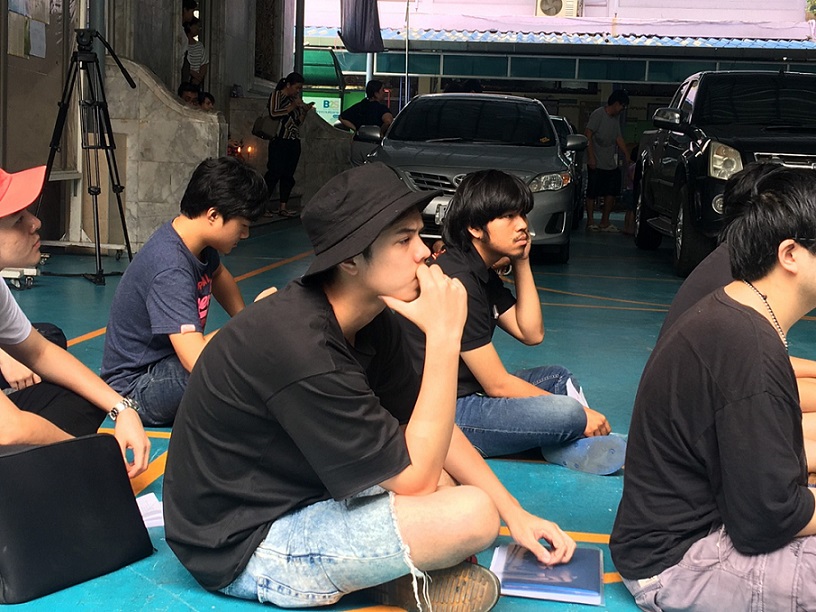 ‘พีช พชร’ เข้ารายงานตัว ลุ้นจับ ‘ใบดำ-ใบเเดง’ วันนี้
