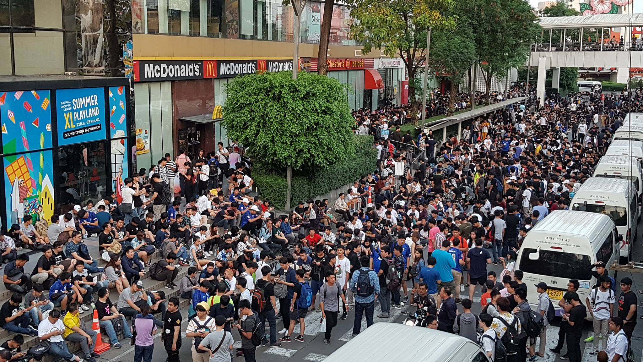 ทะลักห้าง! ภาพบรรยากาศกลุ่ม “โอตะ” ปักหลักข้ามคืน รองานจับมือไอดอล “BNK48”