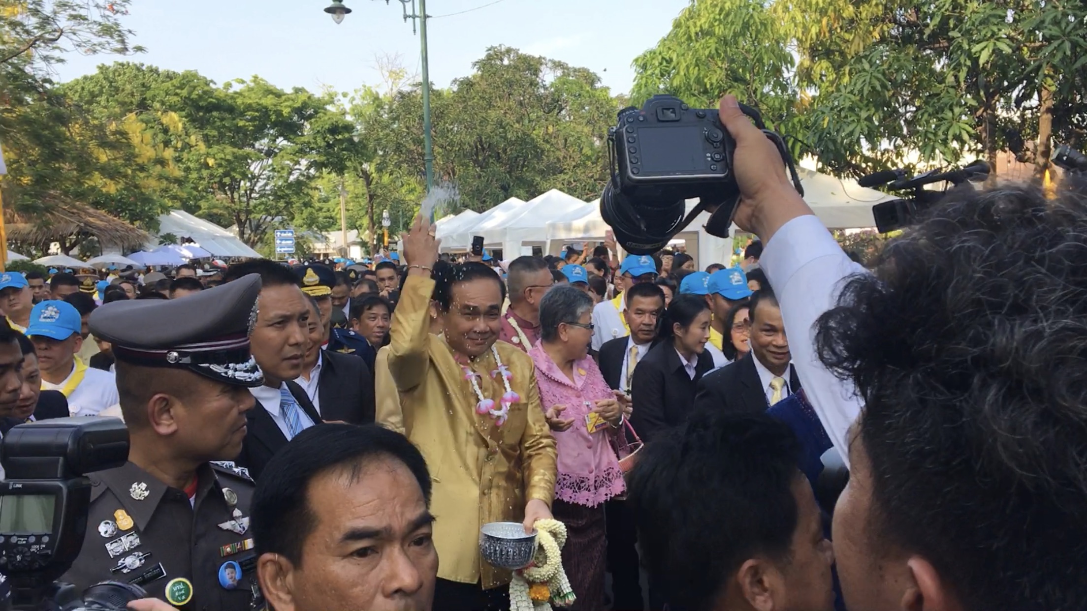 สนุกสนาน! “บิ๊กตู่” ร่วมงาน “เถลิงศกสุขสันต์ มหาสงกรานต์” วันสุดท้าย พร้อมสาดน้ำกับปชช.