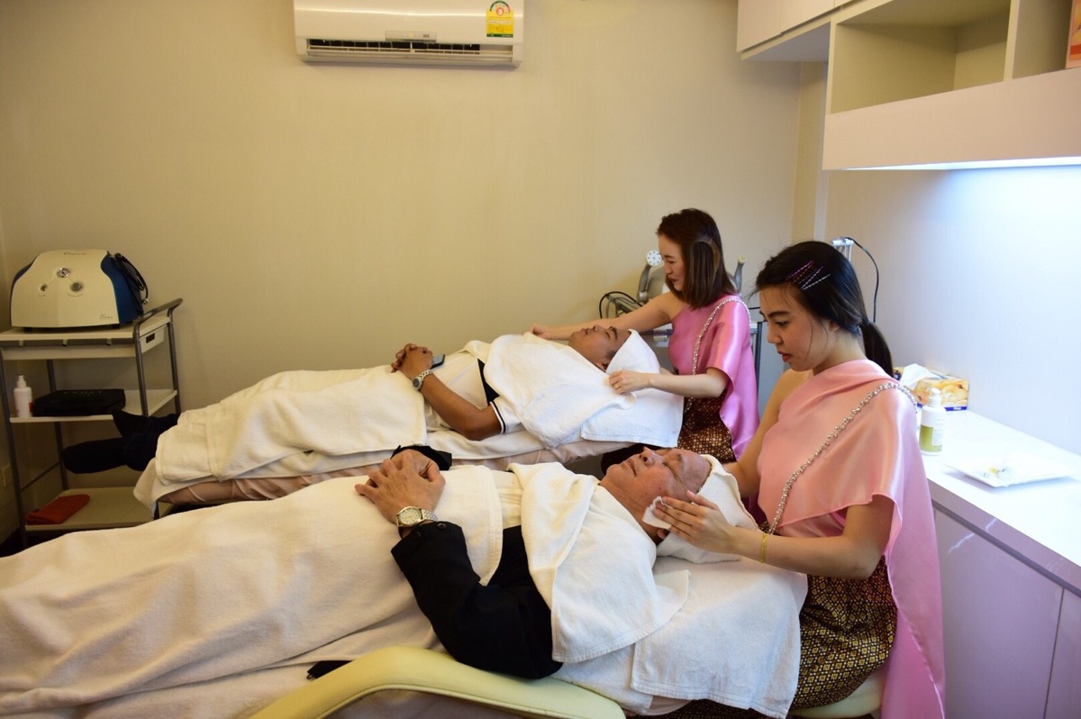 รัฐ-เอกชนแห่แต่งชุดไทยรับสงกรานต์ “อ.เฉลิมชัย” ชมเปาะสร้างความเป็นไทย