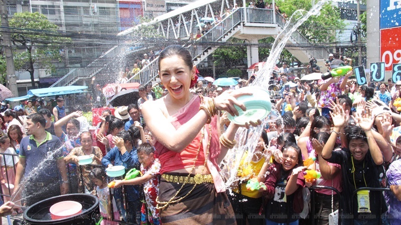 ออเจ้าช่างสดใสนัก! “เบลล่า” ร่วมเล่นสงกรานต์ สืบสานประเพณีวัฒนธรรม