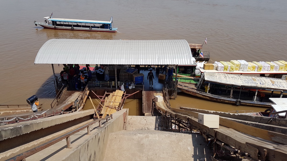 ท่าเรือหายโศก หนองคายคึกคัก เร่งส่งออกสินค้าอุปโภควันสุดท้ายก่อนหยุดยาว