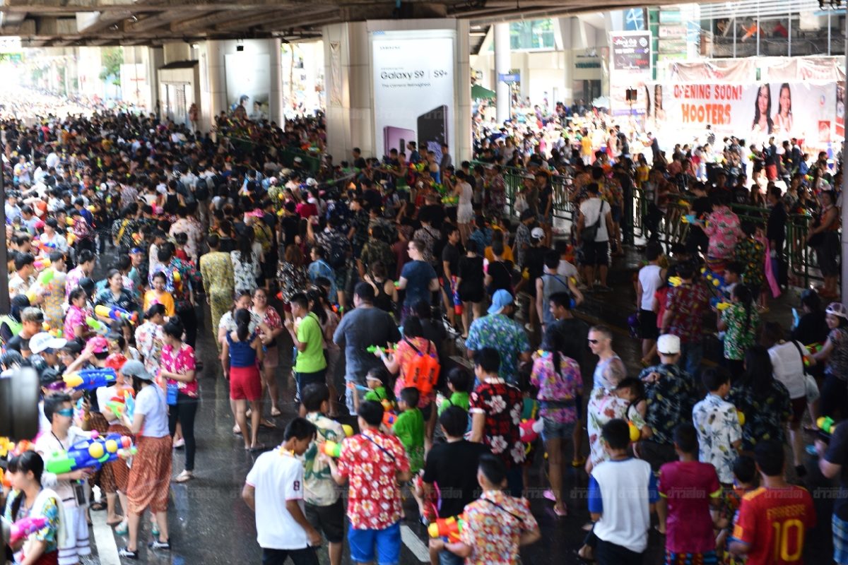 คึกคัก! “สงกรานต์สีลม” วันที่ 2 สาดสนั่น ตร.คุมเข้มแต่งกายโป๊