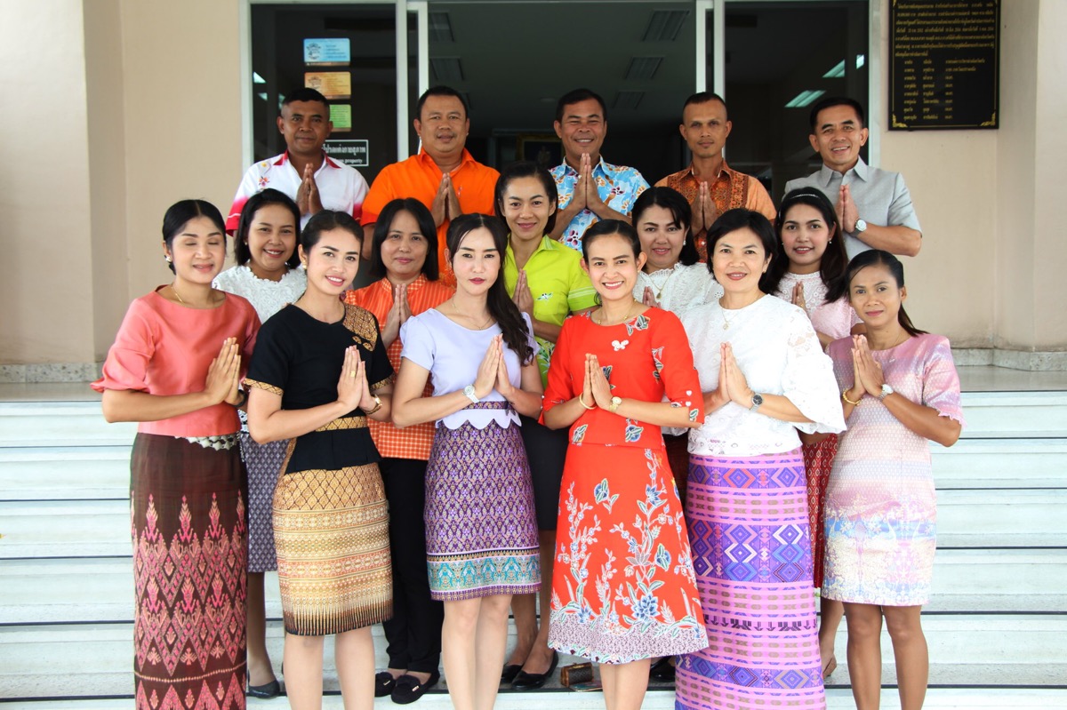 ตำรวจตรังเกาะกระแสบุพเพสันนิวาส แต่งชุดไทยทำงานสนองนโยบายรัฐ-หนุนสร้างรายได้ชุมชน