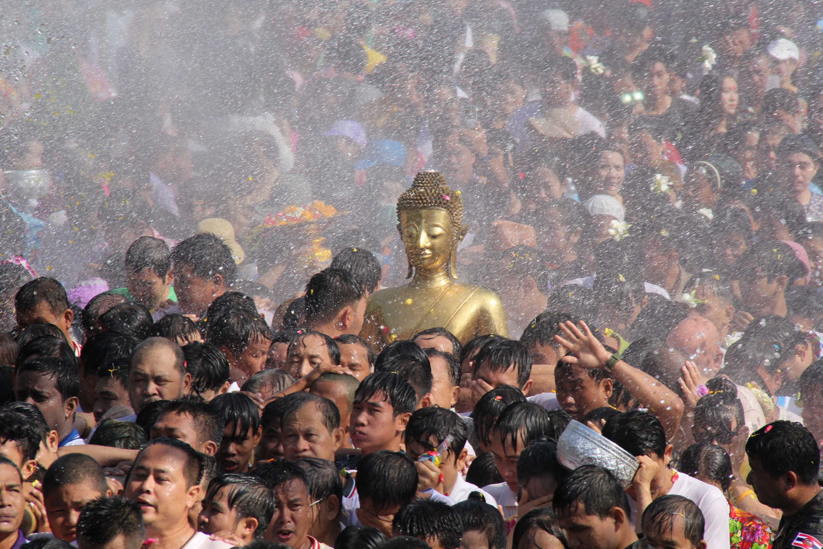 “หนองคาย” แห่พระใสกลับอุโบสถปิดงานสงกรานต์