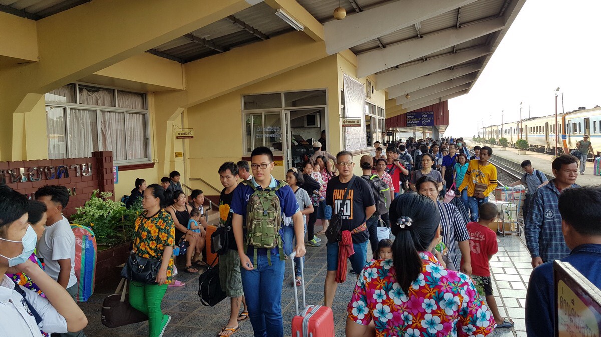 สถานีรถไฟหนองคายคึกคัก แรงงานไทย-สปป.ลาวแห่เดินทางกลับภูมิลำเนา
