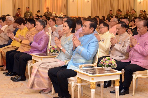 สืบสานวัฒนธรรม! “บิ๊กตู่” นำ ครม.ทำบุญสงกรานต์-อวยพรให้มีกำลังใจทำงานเพื่อประเทศชาติ