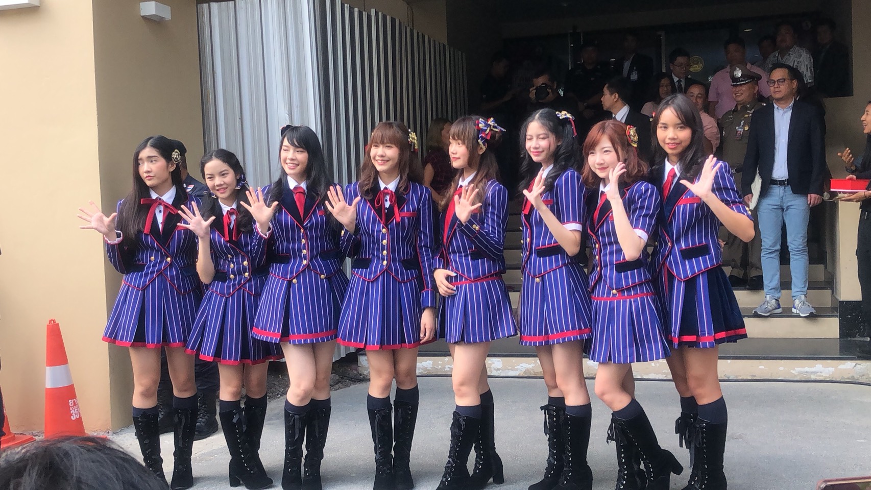 โอตะฟิน “เฌอปราง” นำทีม BNK48 พบ “ลุงตู่” โปรโมตวิทยุครอบครัว บอก “นายกฯใจดีมากๆ”