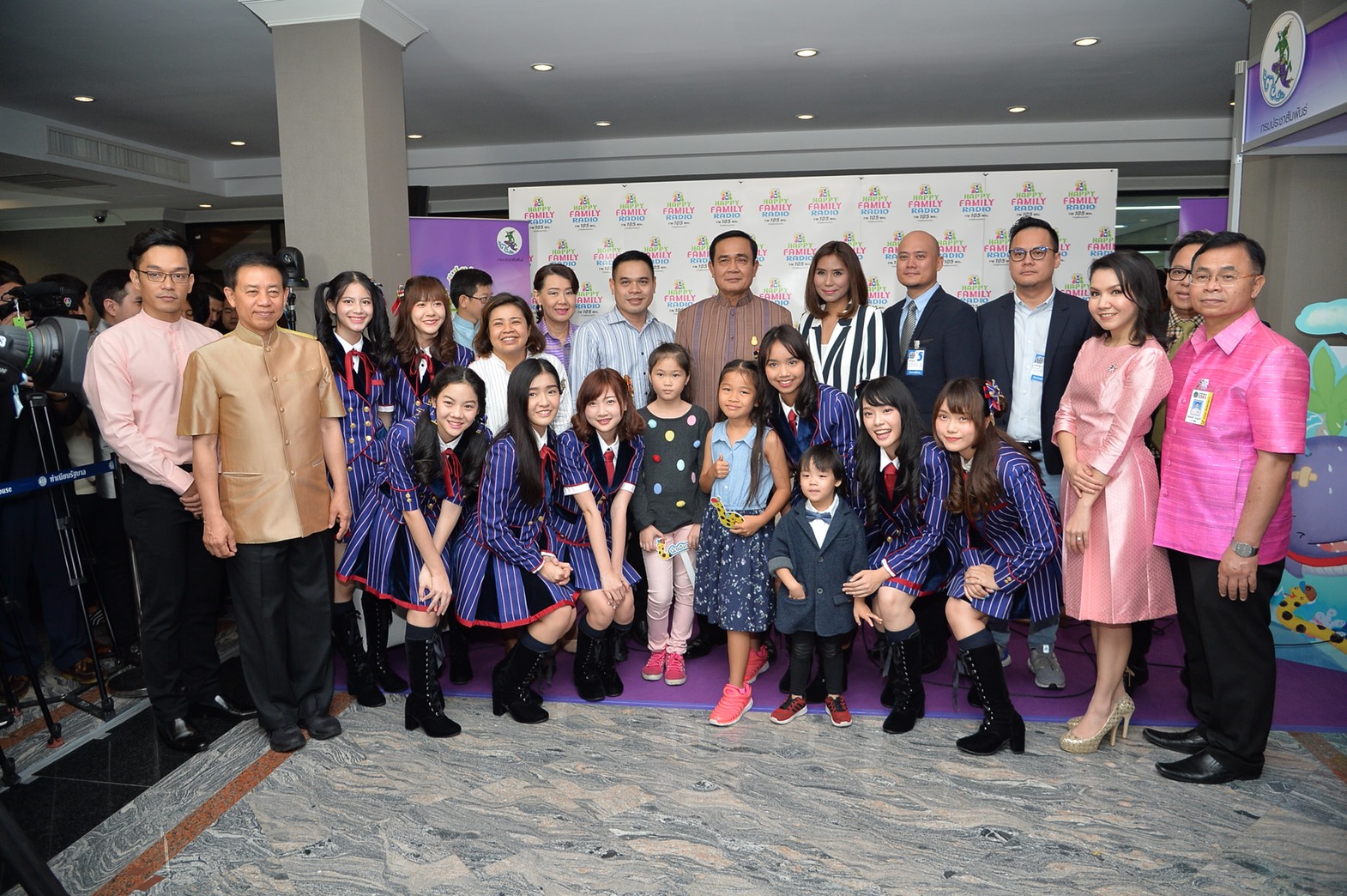 “บิ๊กตู่” ชวนฟังคลื่นวิทยุเพื่อครอบครัว บอกสาวๆ BNK48 ตั้งใจ-พยายาม เหมือน รบ.เร่งพัฒนา ปท.