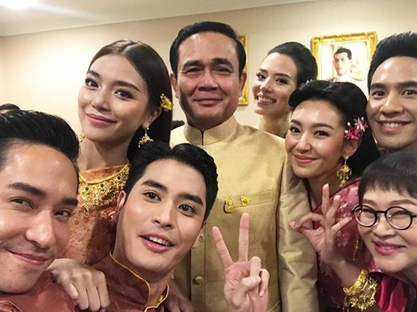 “บิ๊กตู่” ให้กำลังใจนักเเสดง “บุพเพสันนิวาส” แนะสานต่อ “หัตถศิลป์ไทย” สร้างมูลค่ากลับสู่ปชช.