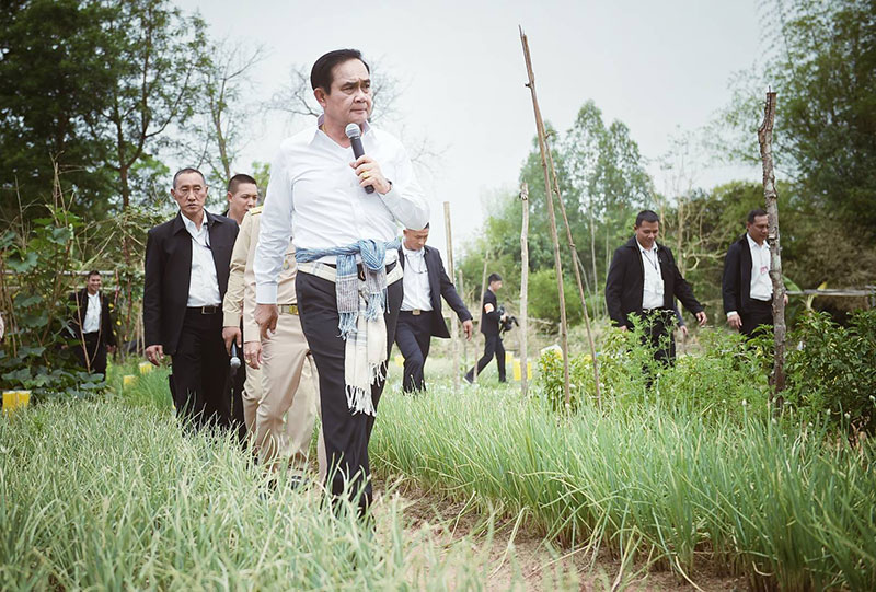 งบฯกระตุ้นเศรษฐกิจฐานราก 5.3 หมื่นล้าน “บิ๊กตู่” เข้มทุกขั้นตอน ปิดช่องคนโกง