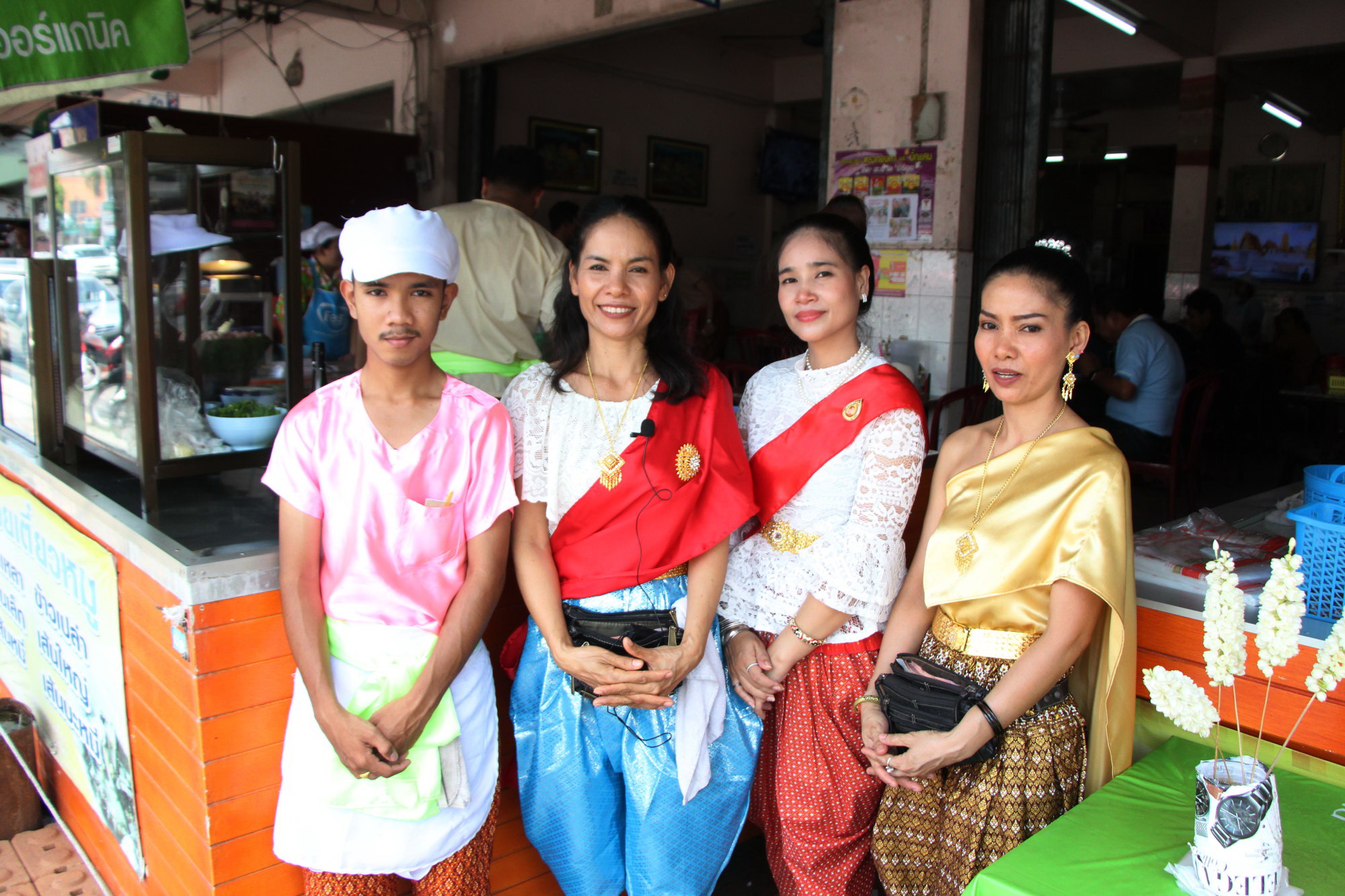 “ตรัง”ขานรับนโยบายรัฐ ร้านอาหารชื่อดังแต่งชุดไทยเสิร์ฟลูกค้า