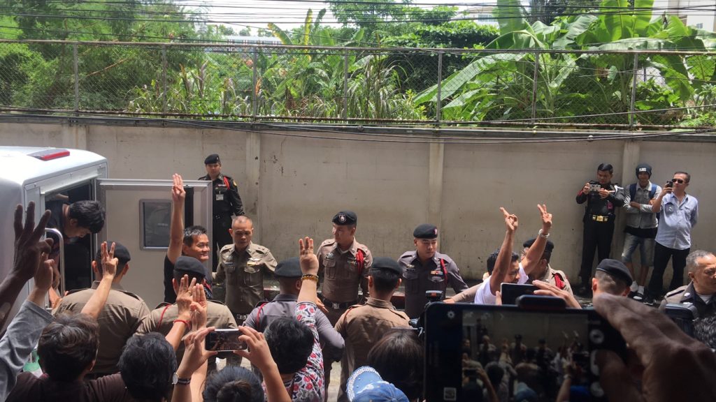 ศาลให้ประกัน 15 กลุ่มคนอยากเลือกตั้ง คนละ 1 แสน มีเงื่อนไขห้ามชุมนุมทางการเมือง