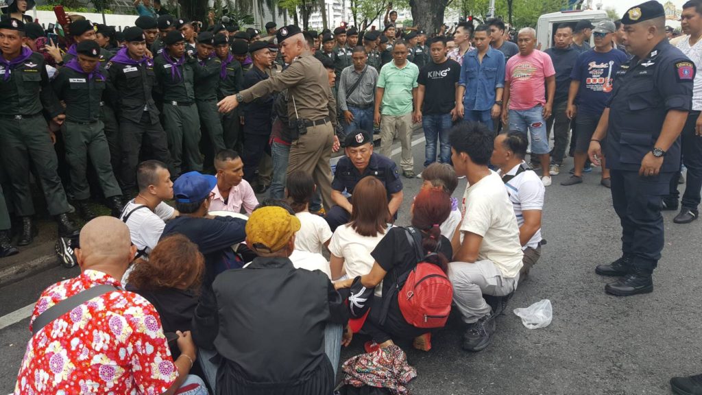ยุติชุมนุม ควบคุมตัวแกนนำ “กลุ่มคนอยากเลือกตั้ง” หลัง ผบช.น.หารือ