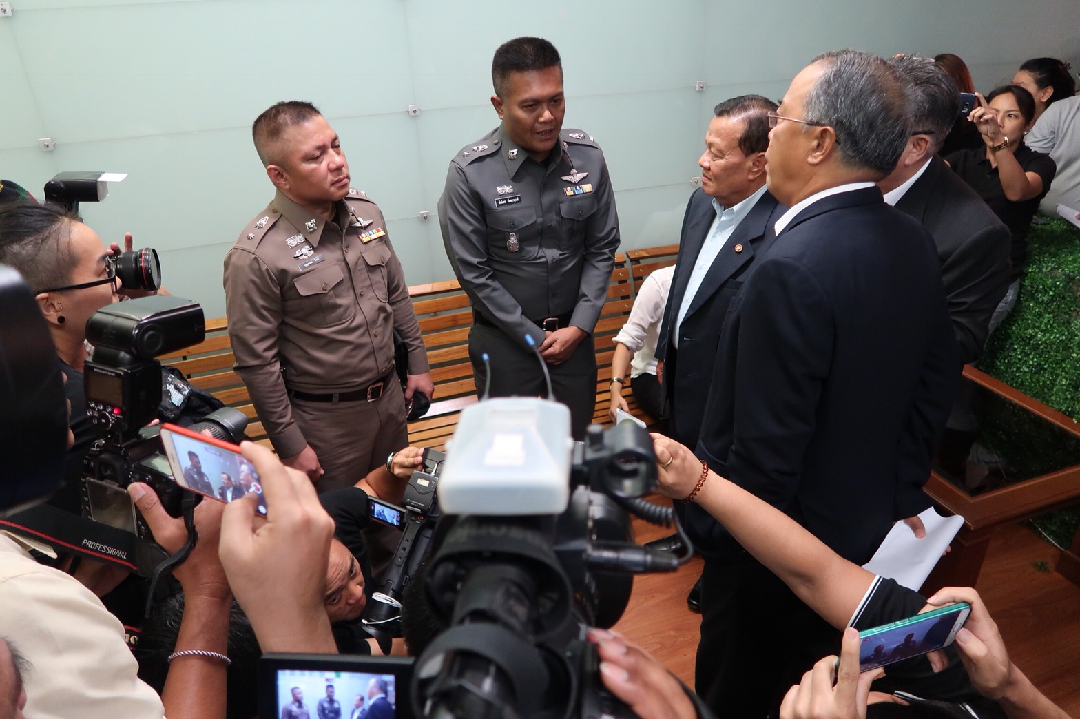 ตร. บุกเพื่อไทย เผชิญหน้าแกนนำพรรค ขวางแถลงข่าวเกิน 5 คน ระวังผิดคำสั่ง คสช.