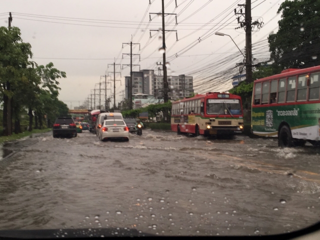 มั่นใจ! กทม. ยันรับมือฝนตกหนักได้ ฟิตพร้อมระบบระบายน้ำ-เครื่องมือป้องกันน้ำท่วม