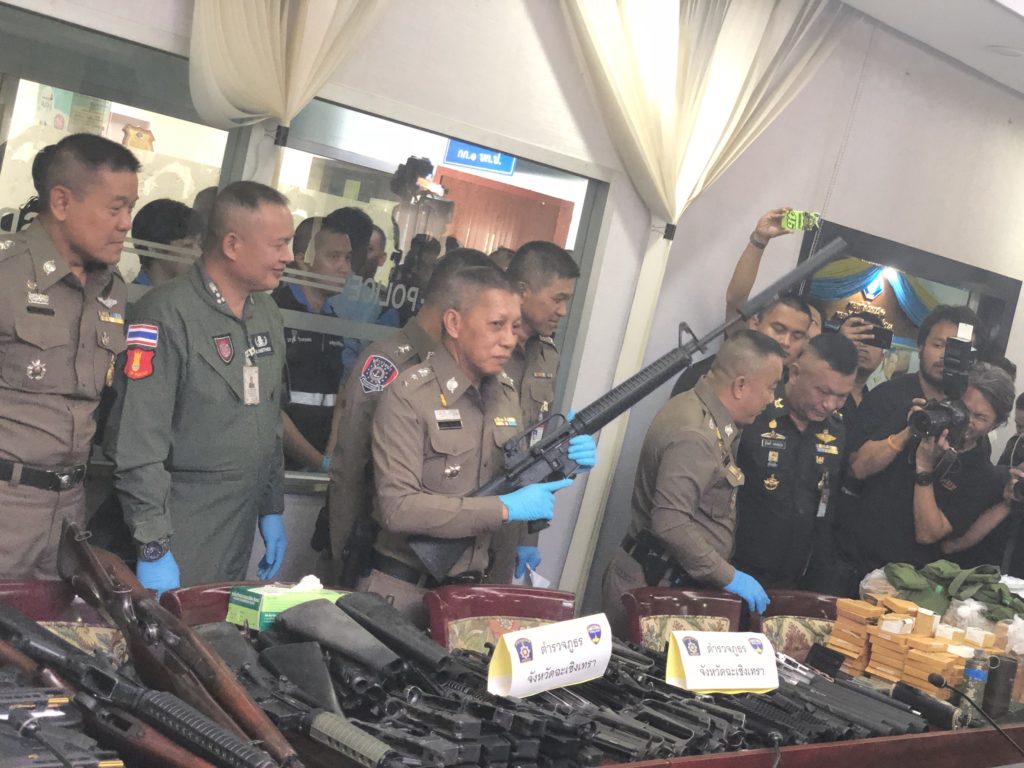 “ศรีวราห์” รับมอบผู้ต้องหาแก๊งเครือข่ายค้าอาวุธ ย้ำโยงก่อเหตุชุมนุม “คนอยากเลือกตั้ง”