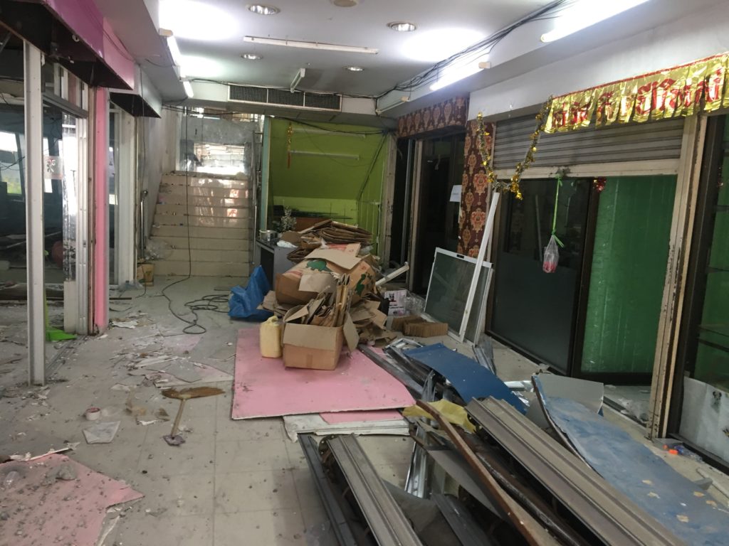 รื้อแล้ว “พลาซ่า ริมน้ำ” ในตลาดใหม่ดอนเมือง รุกล้ำพื้นที่สาธารณะ ผู้ค้าเก็บของเกลี้ยง