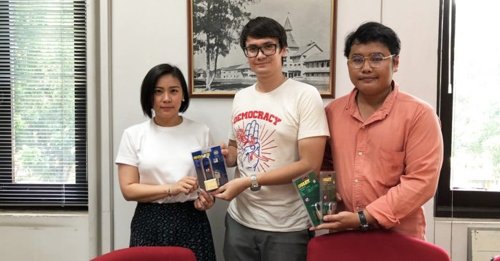 ตามสัญญา! คนอยากเลือกตั้งซื้อกุญแจคืนธรรมศาสตร์ หลังมหา’ลัยไม่แจ้งความรับลูกตำรวจ
