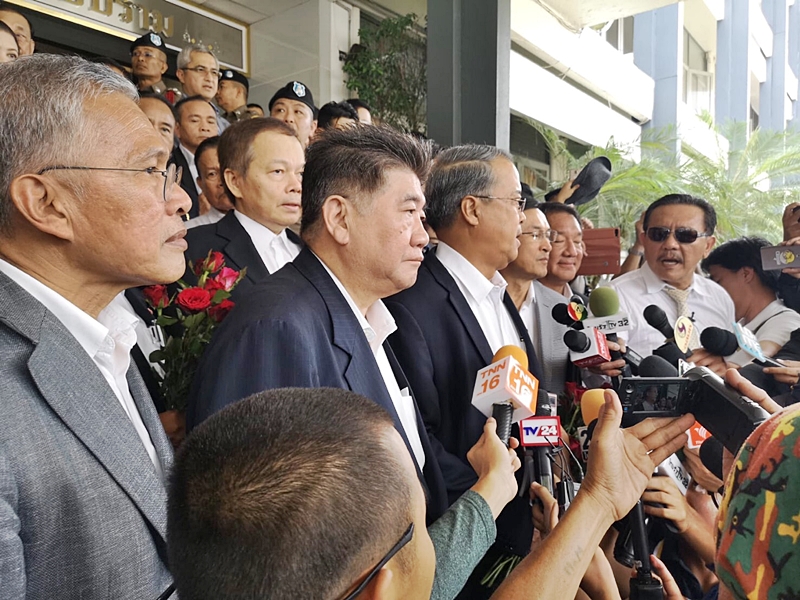 8 แกนนำเพื่อไทยรับทราบข้อหา แถลง 4 ปีรบ.ล้มเหลว! “ภูมิธรรม” เชื่อไม่ถึงขั้นโดนยุบพรรค