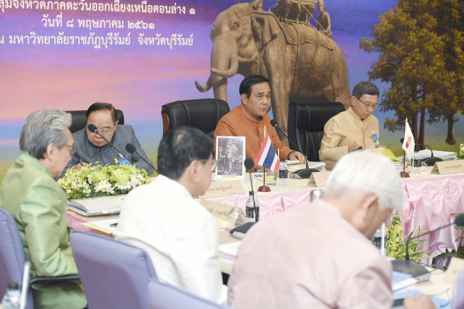 “บิ๊กตู่” ถก กรอ.อีสานใต้ รับข้อเสนอ-โครงการ 5 ด้าน พัฒนา “นครชัยบุรินทร์”