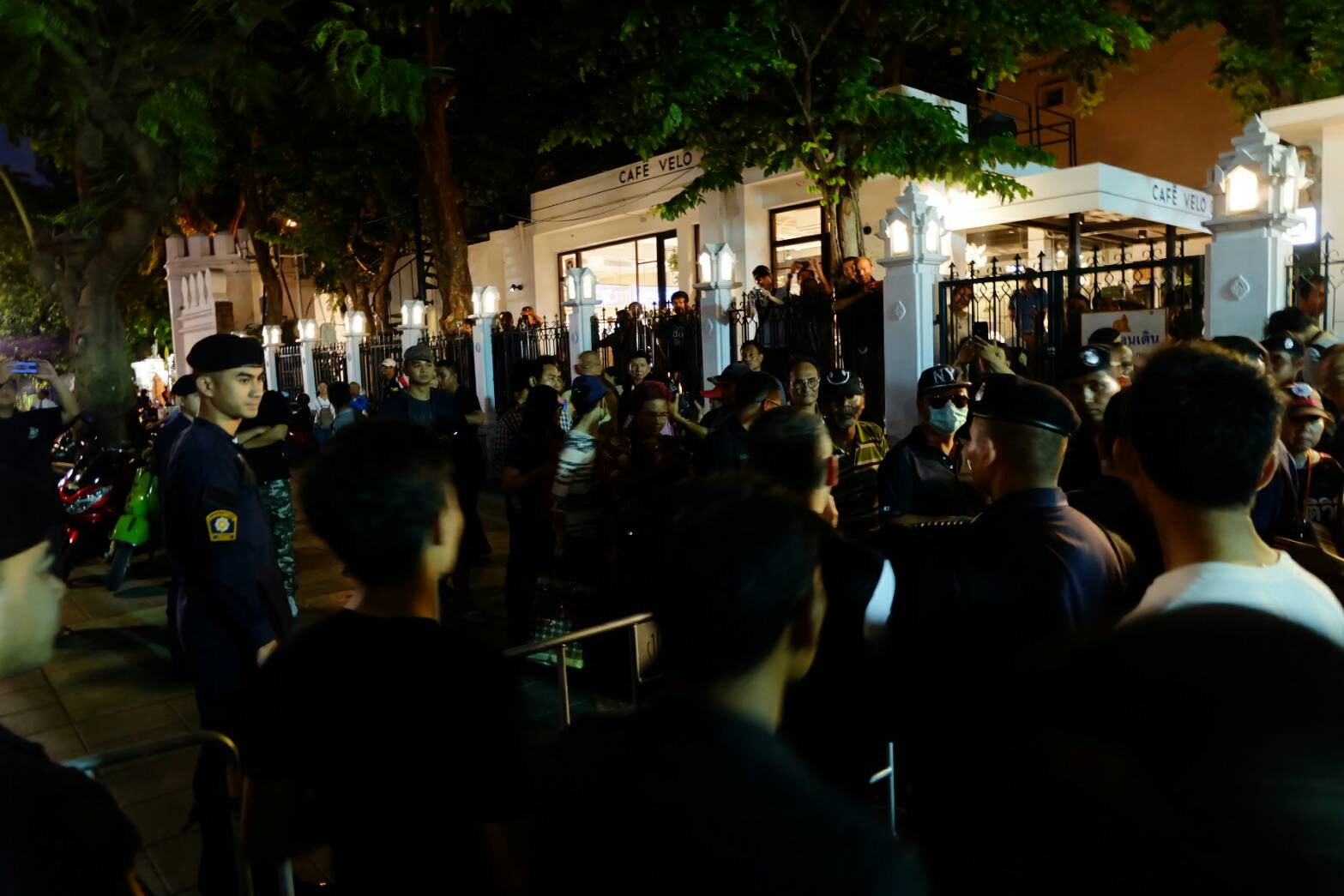 ตร.ล้อมรั้ว สแกนบัตรปชช. “กลุ่มคนอยากเลือกตั้ง” เจรจายื้อ 1 ชม. ชุมนุมในความมืด
