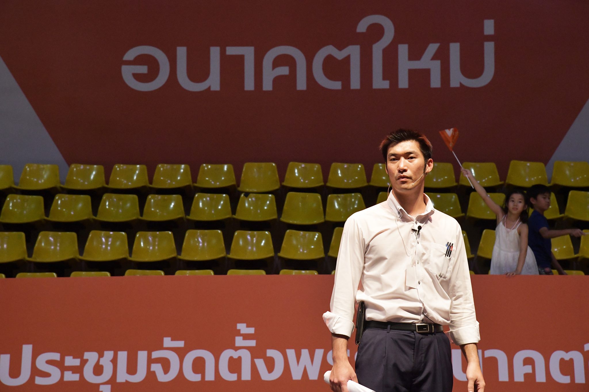 “ธนาธร” หน.อนาคตใหม่ ประกาศฉีกรัฐธรรมนูญ ไม่เอาทหาร คุย“บิ๊กตู่”แน่แต่ต้อง live สดจากทำเนียบ